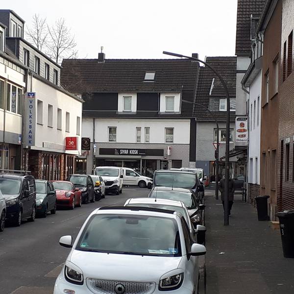 Die Grethenstraße in Longerich ist links und rechts mit Autos zugeparkt.