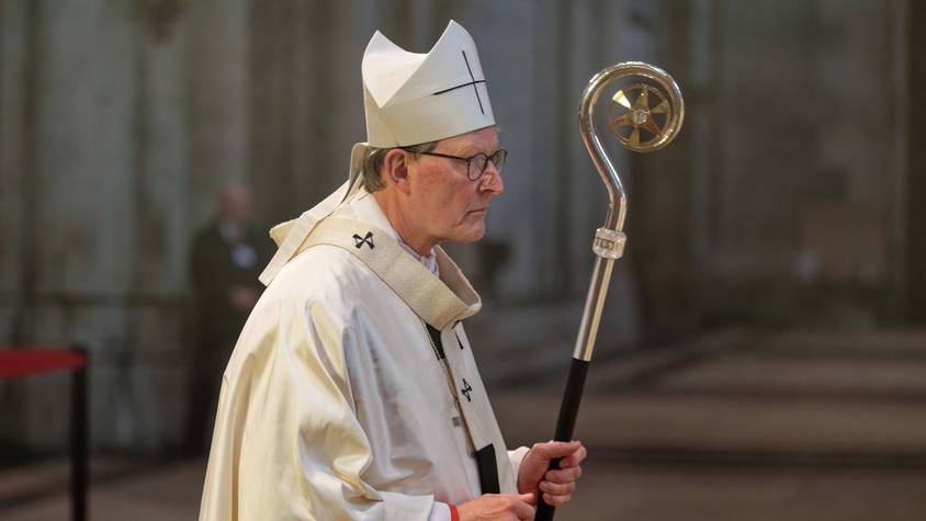 09.04.2023, Nordrhein-Westfalen, Köln: Der Kardinal Rainer Maria Woelki kommt zum Pontifikalamt am Ostersonntag 2023 in den Dom. Foto: Henning Kaiser/dpa +++ dpa-Bildfunk +++