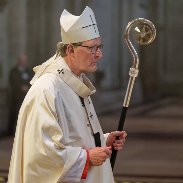 09.04.2023, Nordrhein-Westfalen, Köln: Der Kardinal Rainer Maria Woelki kommt zum Pontifikalamt
