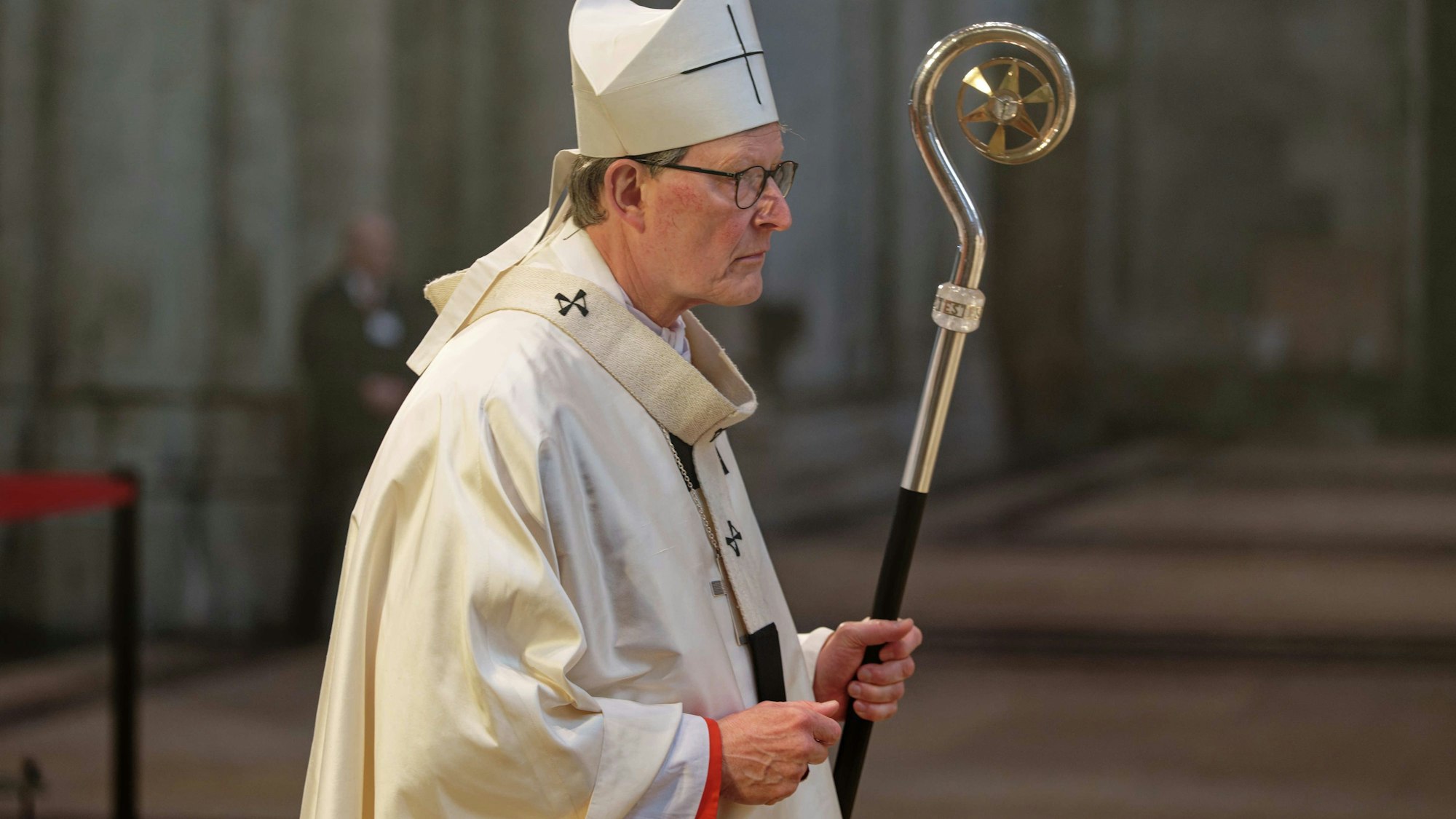 09.04.2023, Nordrhein-Westfalen, Köln: Der Kardinal Rainer Maria Woelki kommt zum Pontifikalamt am Ostersonntag 2023 in den Dom. Foto: Henning Kaiser/dpa +++ dpa-Bildfunk +++