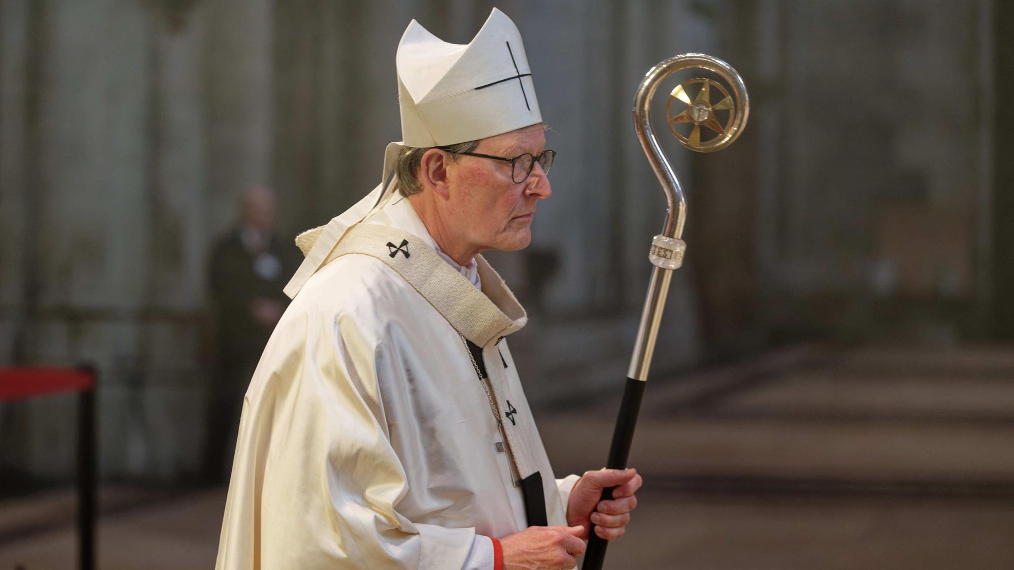 09.04.2023, Nordrhein-Westfalen, Köln: Der Kardinal Rainer Maria Woelki kommt zum Pontifikalamt