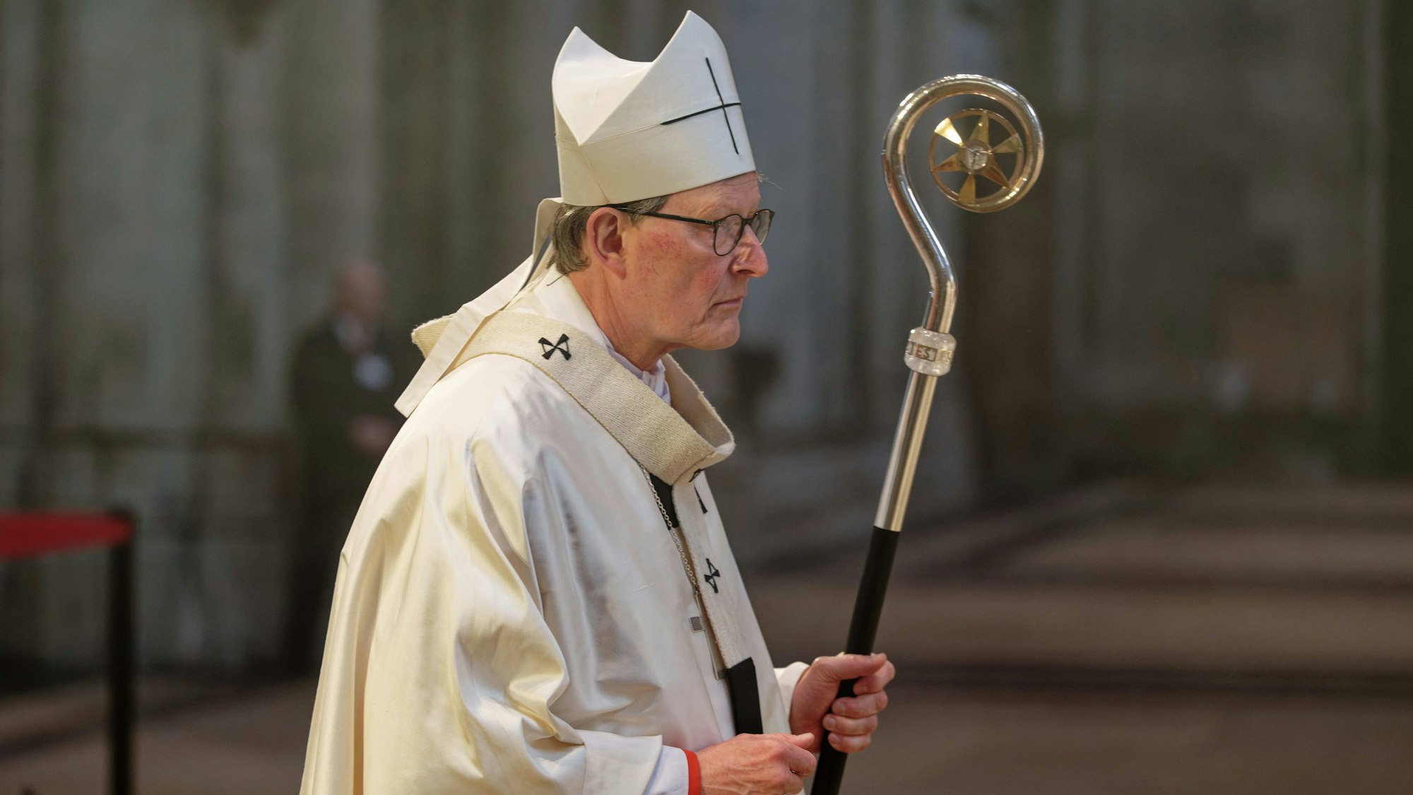 09.04.2023, Nordrhein-Westfalen, Köln: Der Kardinal Rainer Maria Woelki kommt zum Pontifikalamt