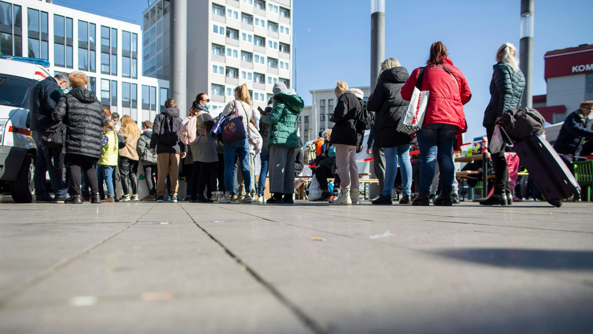 Ukraine-Flüchtlinge bei ihrer Ankunft am Breslauer Platz in Köln