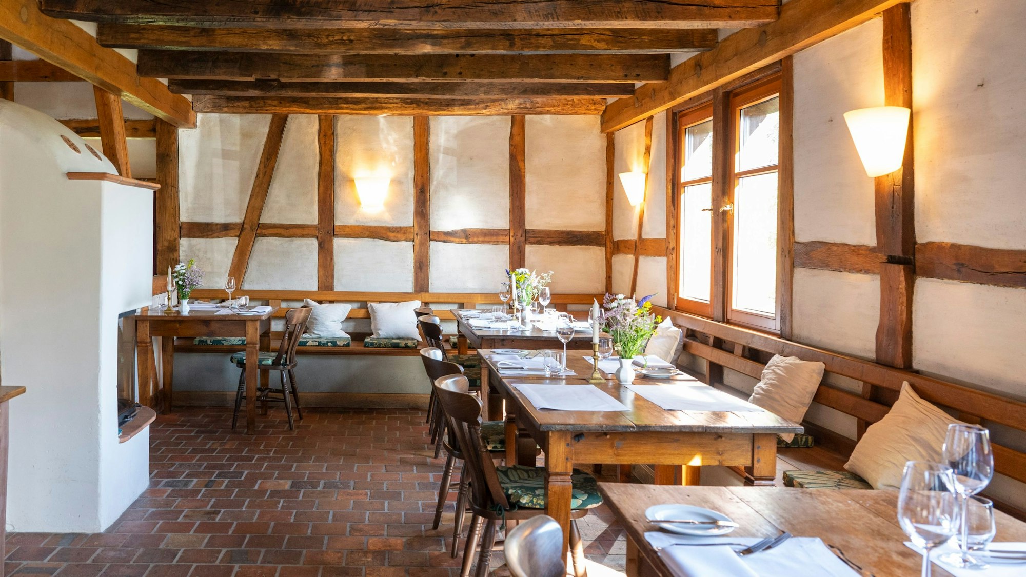 gedeckte Holztische in einem Raum mit Fachwerk-Wänden