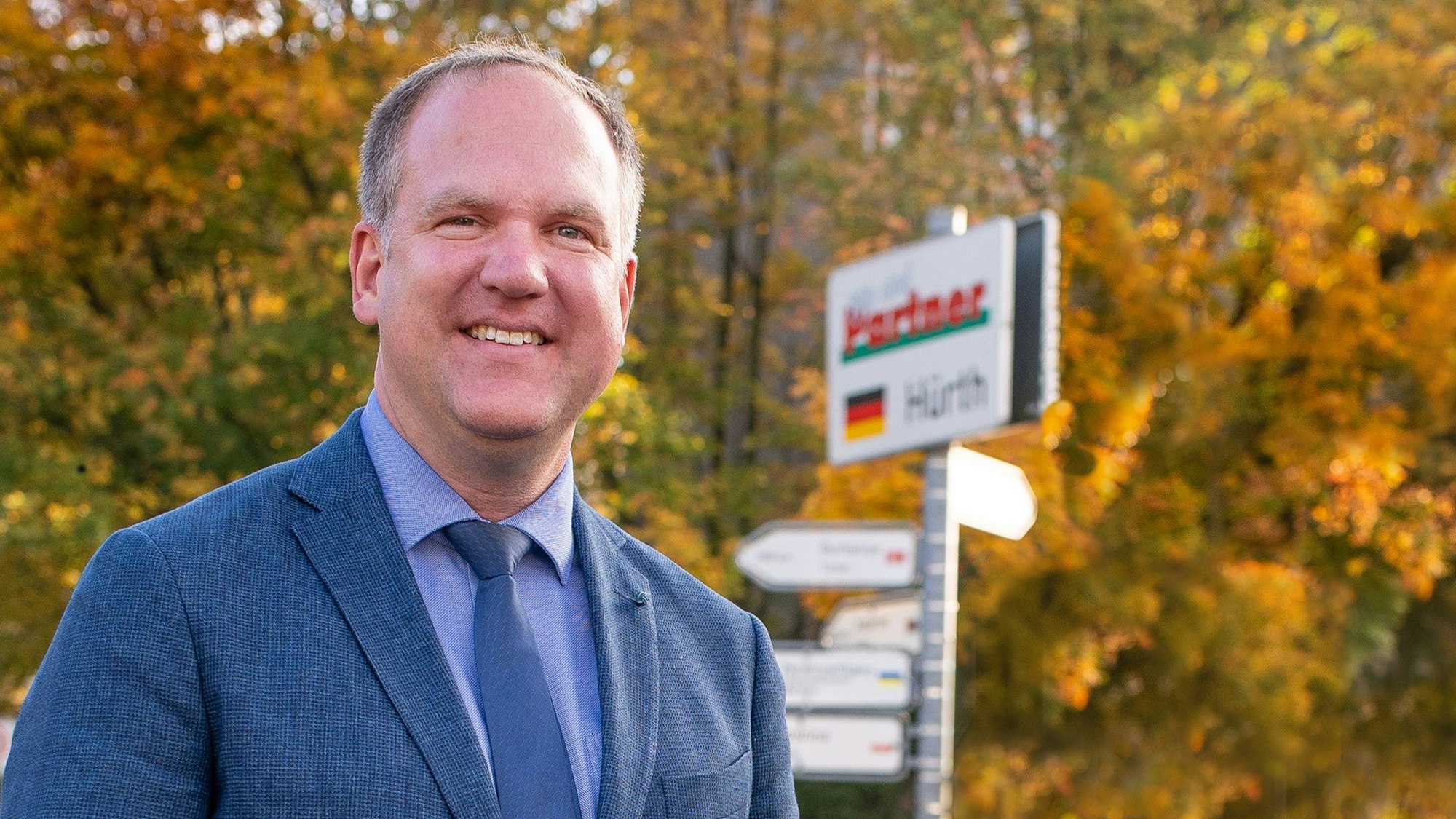 Bürgermeister Dirk Breuer vor dem Hinweisschild auf die Partnerstädte an der Sudetenstraße
