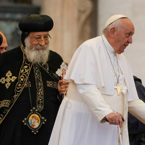 Papst Franziskus (r) kommt mit Tawadros II., Oberhaupt der koptisch-orthodoxen Kirche von Alexandria.
