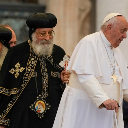 Papst Franziskus (r) kommt mit Tawadros II., Oberhaupt der koptisch-orthodoxen Kirche von Alexandria.