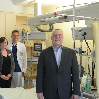 Der Neurologie-Chefarzt Dr. Hartmut Bauer (v.r.) und der leitende Oberarzt Dr. Gaius Masset mit der stellvertretenden Leiterin des Kreisgesundheitsamtes, Sonja Zingsheim, und Pflegefachkraft Marco Günther an einem Behandlungsbett der Stroke Unit.