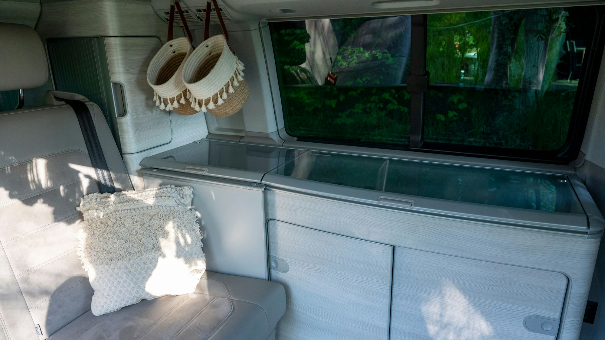 Der Bulli ist komplett ausgestattet mit Gasflasche, Kochstelle, Geschirr und Kühlschrank.