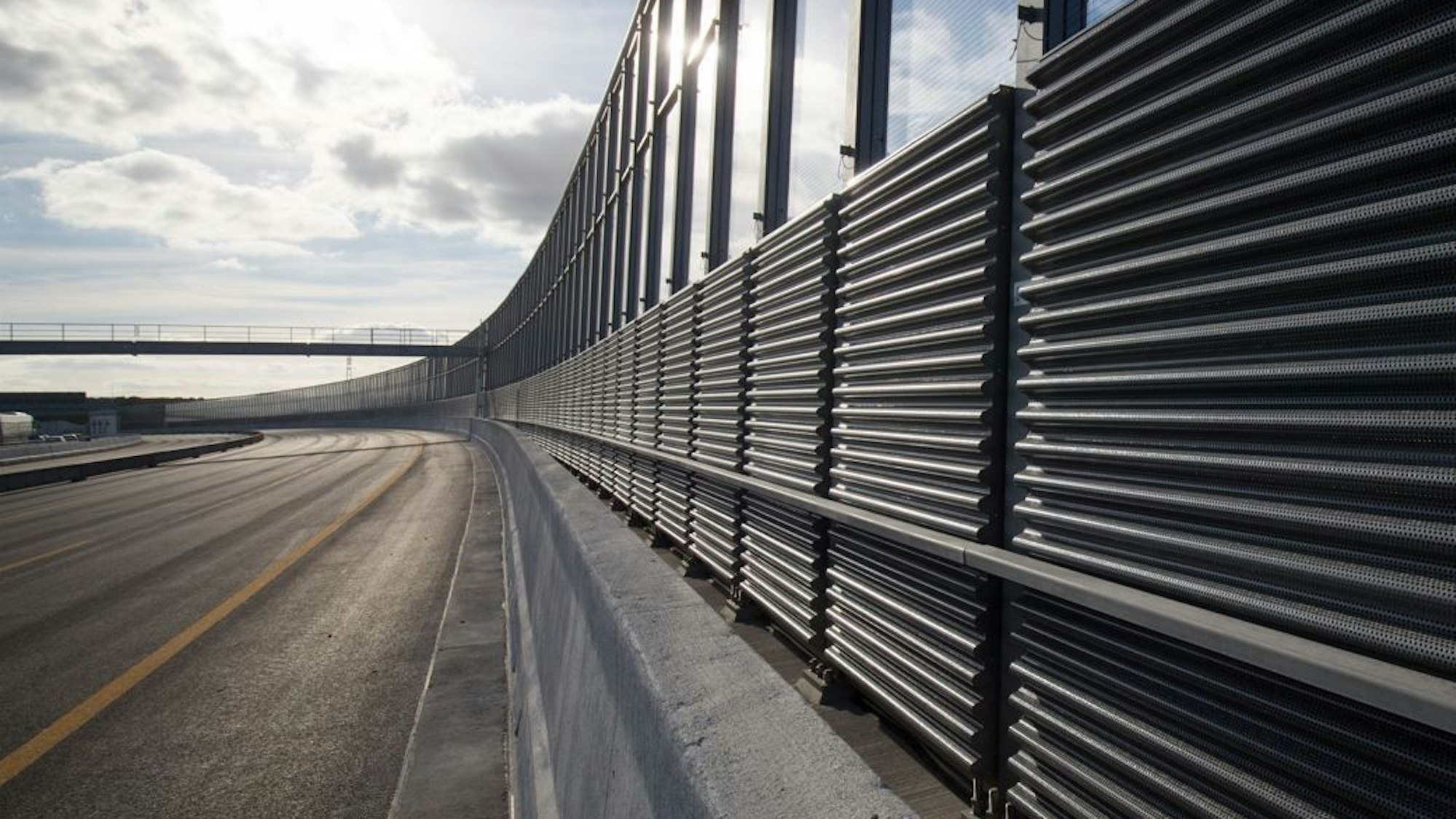 Eine Lärmschutzwand an einer Autobahn.