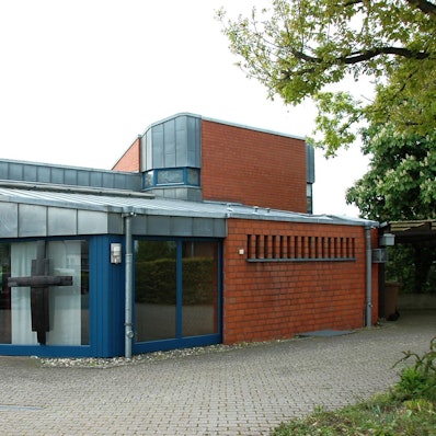 Das große Gebäude ist verklinkert.