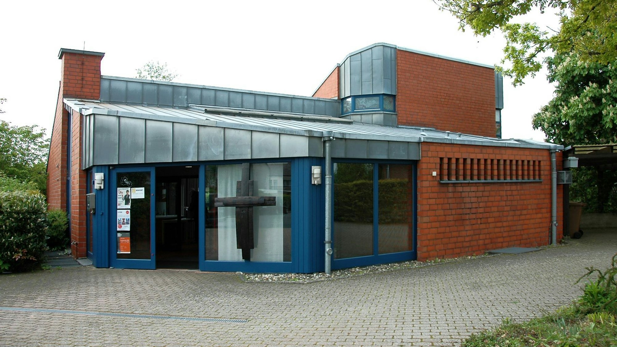 Das große Gebäude ist verklinkert.