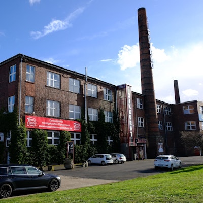 Die Zikkurat: Insgesamt rund 20 000 Quadratmeter Gewerbefläche gibt es in den ehemaligen Fabrikhallen an der Bundesstraße 266 in Firmenich.