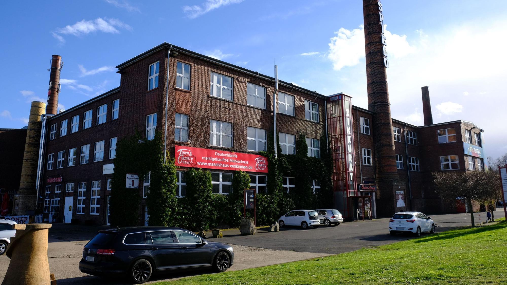Die Zikkurat: Insgesamt rund 20 000 Quadratmeter Gewerbefläche gibt es in den ehemaligen Fabrikhallen an der Bundesstraße 266 in Firmenich.