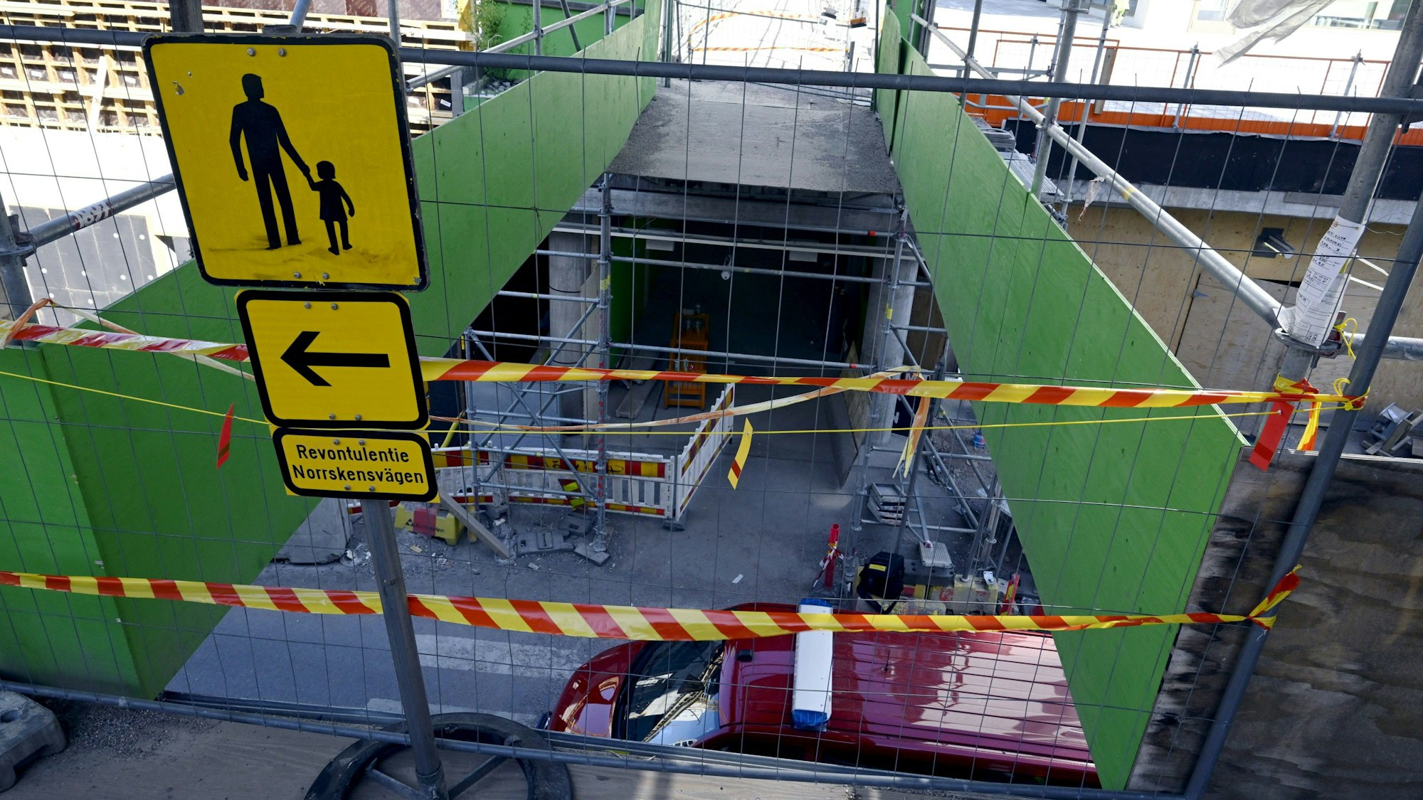 Die eingestürzte Fußgängerbrücke in Espoo ist hinter Absperrungen zu sehen. Beim Einsturz einer Fußgängerbrücke sind mehrere Menschen verletzt worden, darunter überwiegend Kinder.