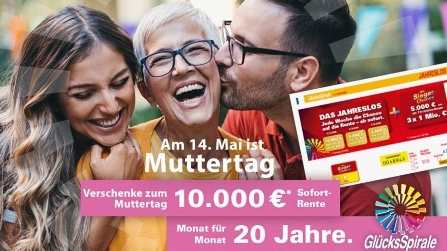 Tochter und Sohn haben die Mutter im Arm