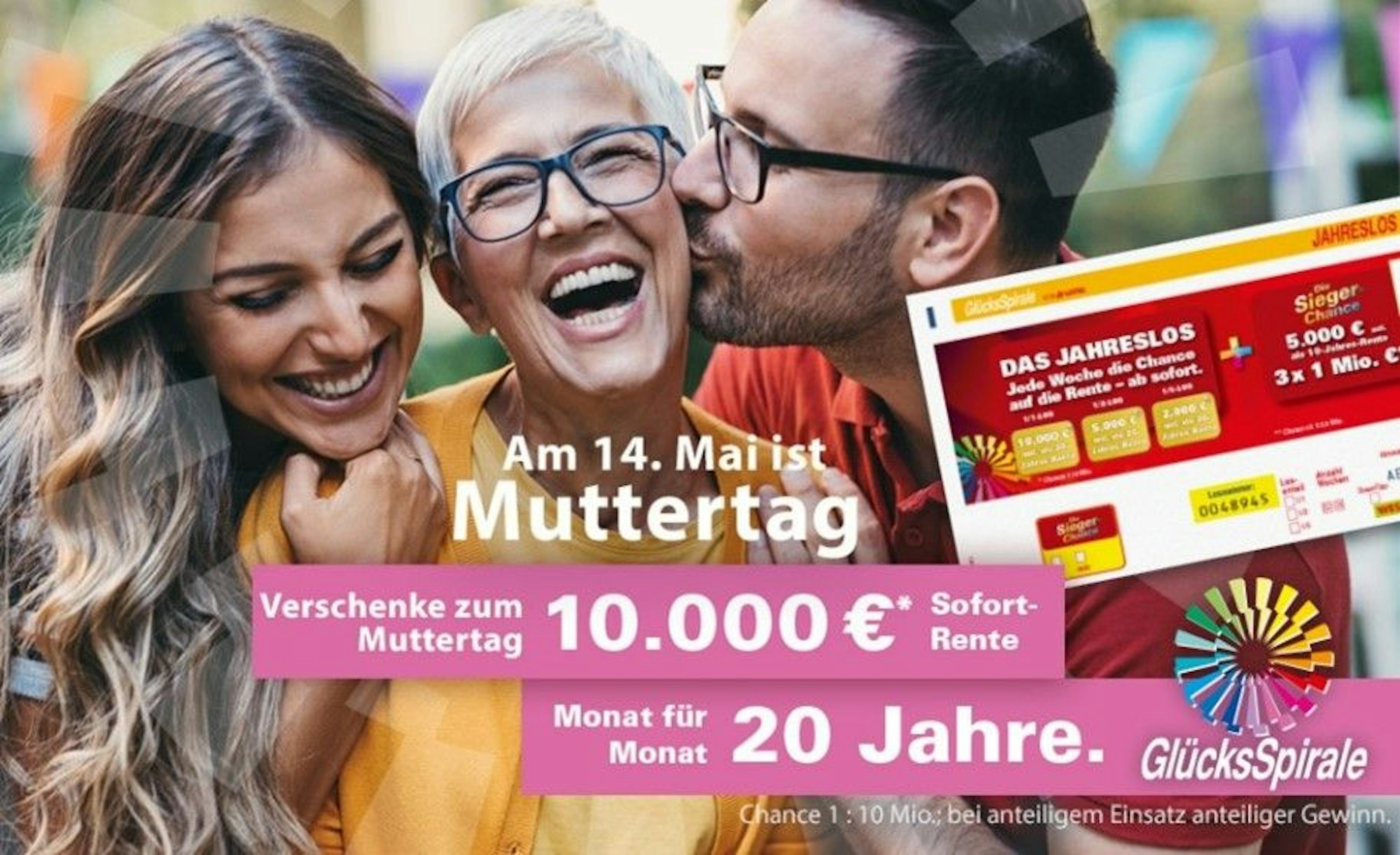 Tochter und Sohn haben die Mutter im Arm