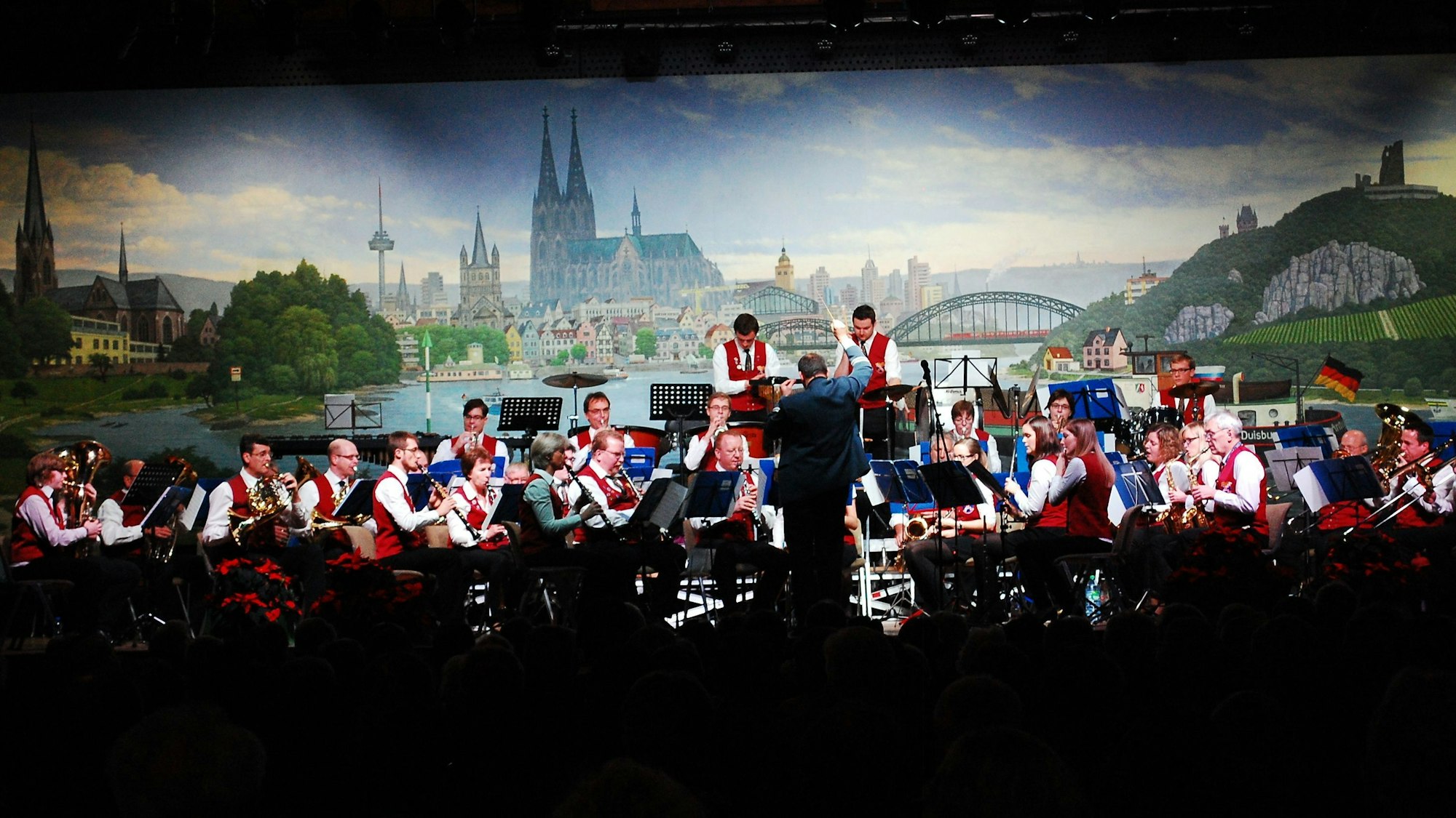 Das traditionelle Jahreskonzert der Musikfreunde Roisdorf im Dezember in der Rheinhalle Hersel ist stets gut besucht.