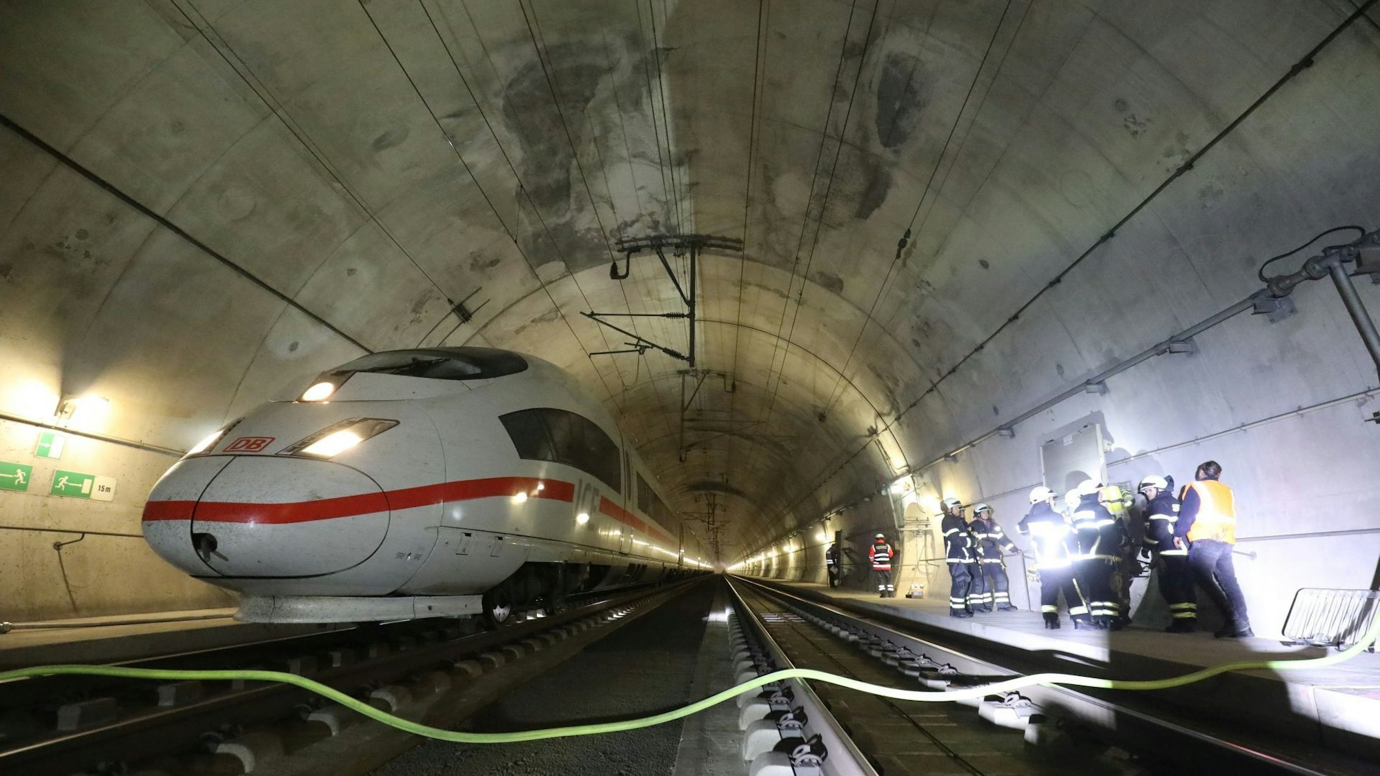 Einsatzkräfte bei einer Notfallübung im ICE-Tunnel.