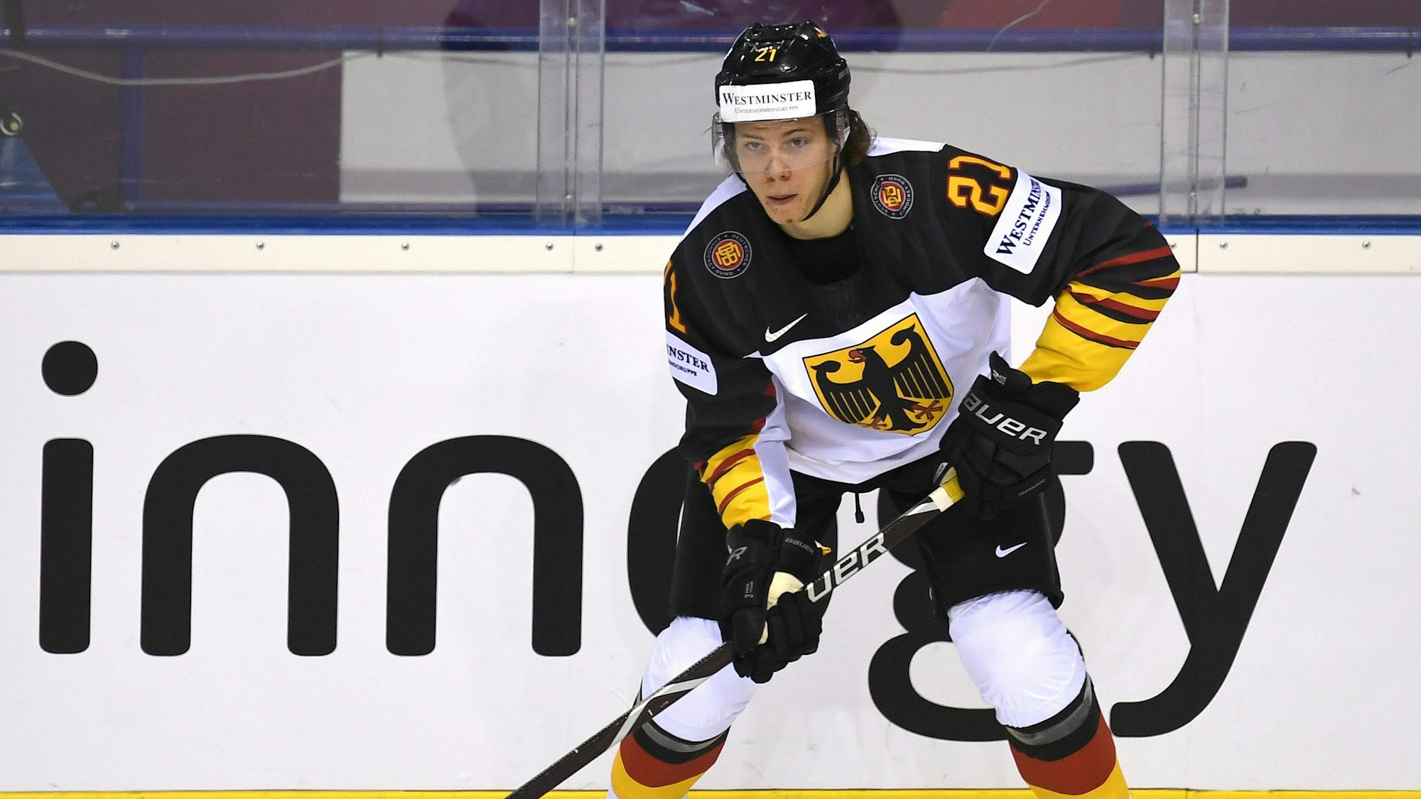 Moritz Seider steht mit Schläger und im Trikot der Deutschen Nationalmannschaft auf dem Eis.