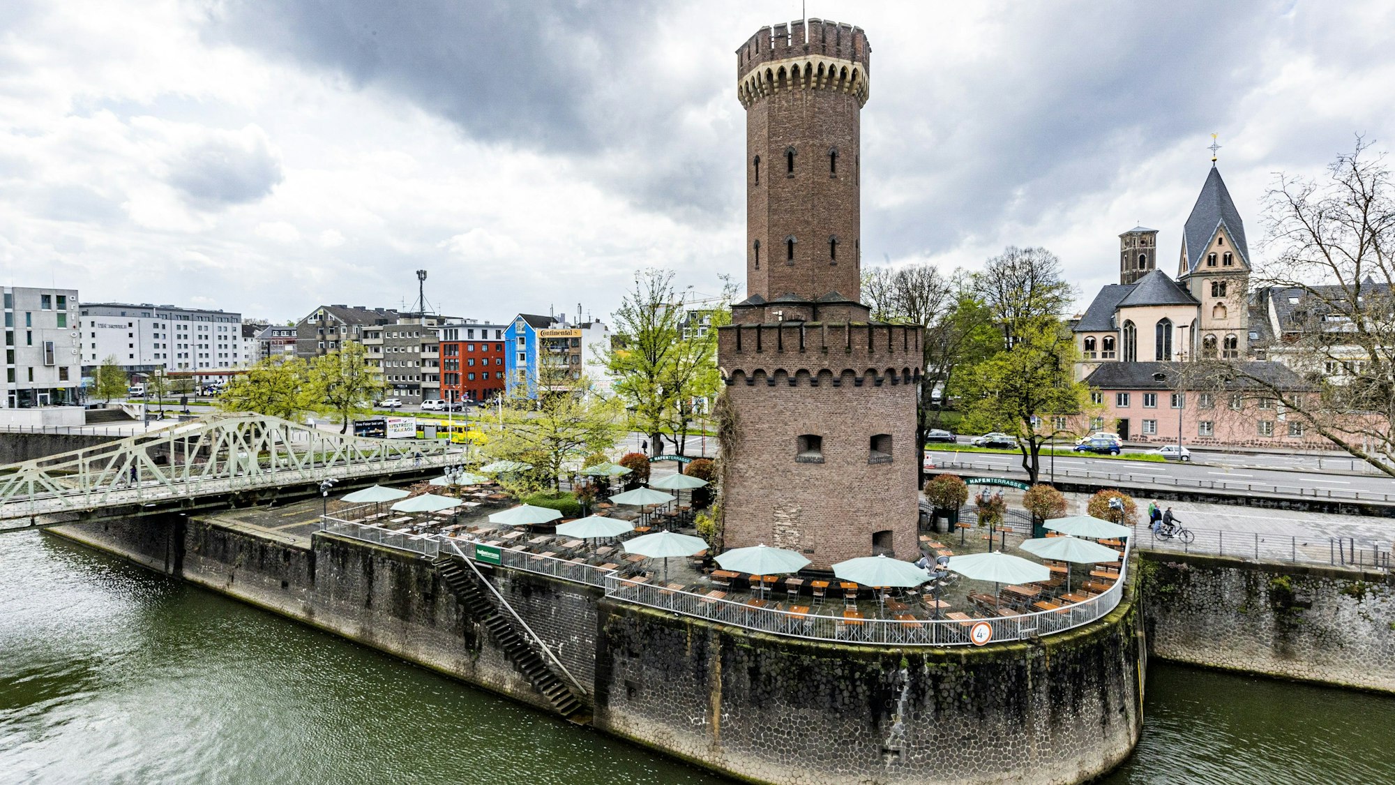 Der Malekoff Turm am Rhein
