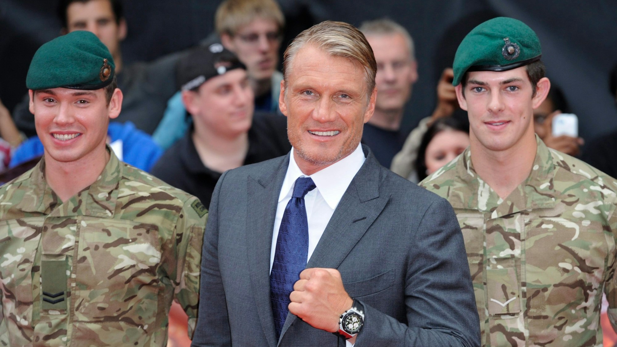 Der schwedische Schauspieler Dolph Lundgren posiert mit britischen Soldaten.