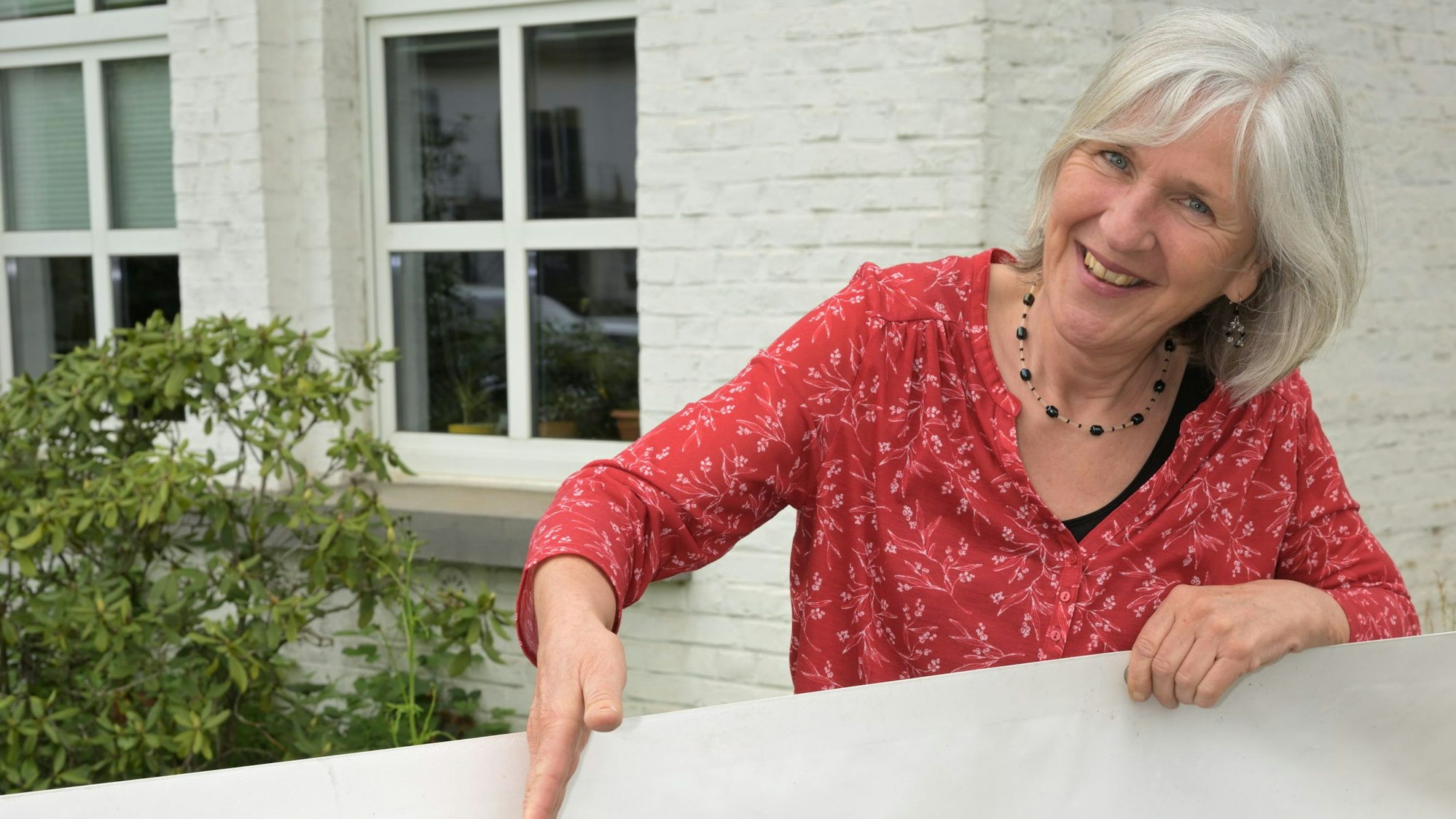 Susann Roozen mit einem Plakat in der Hand.