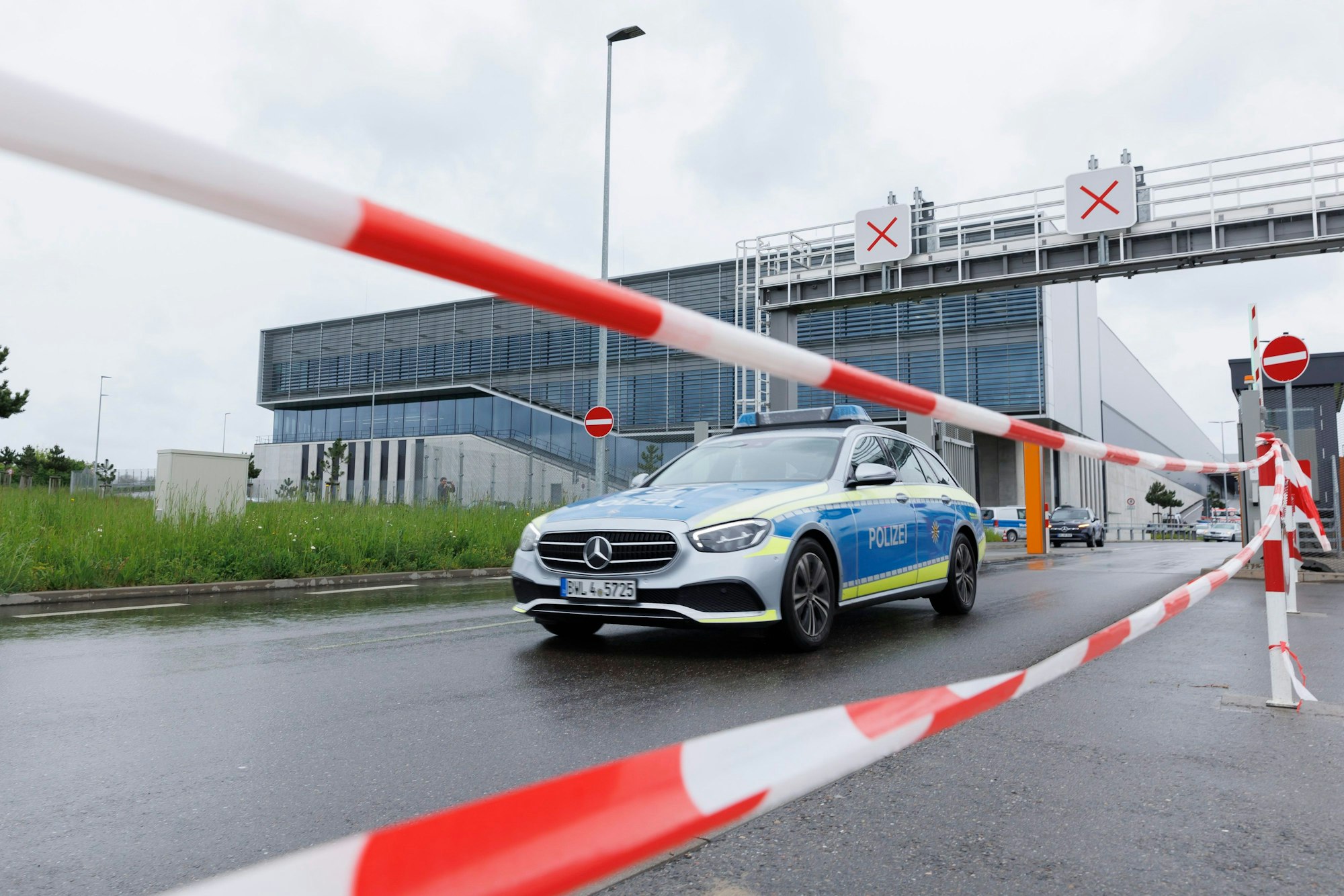 Ein Polizeifahrzeug verlässt an Tor 5 das Werksgelände.