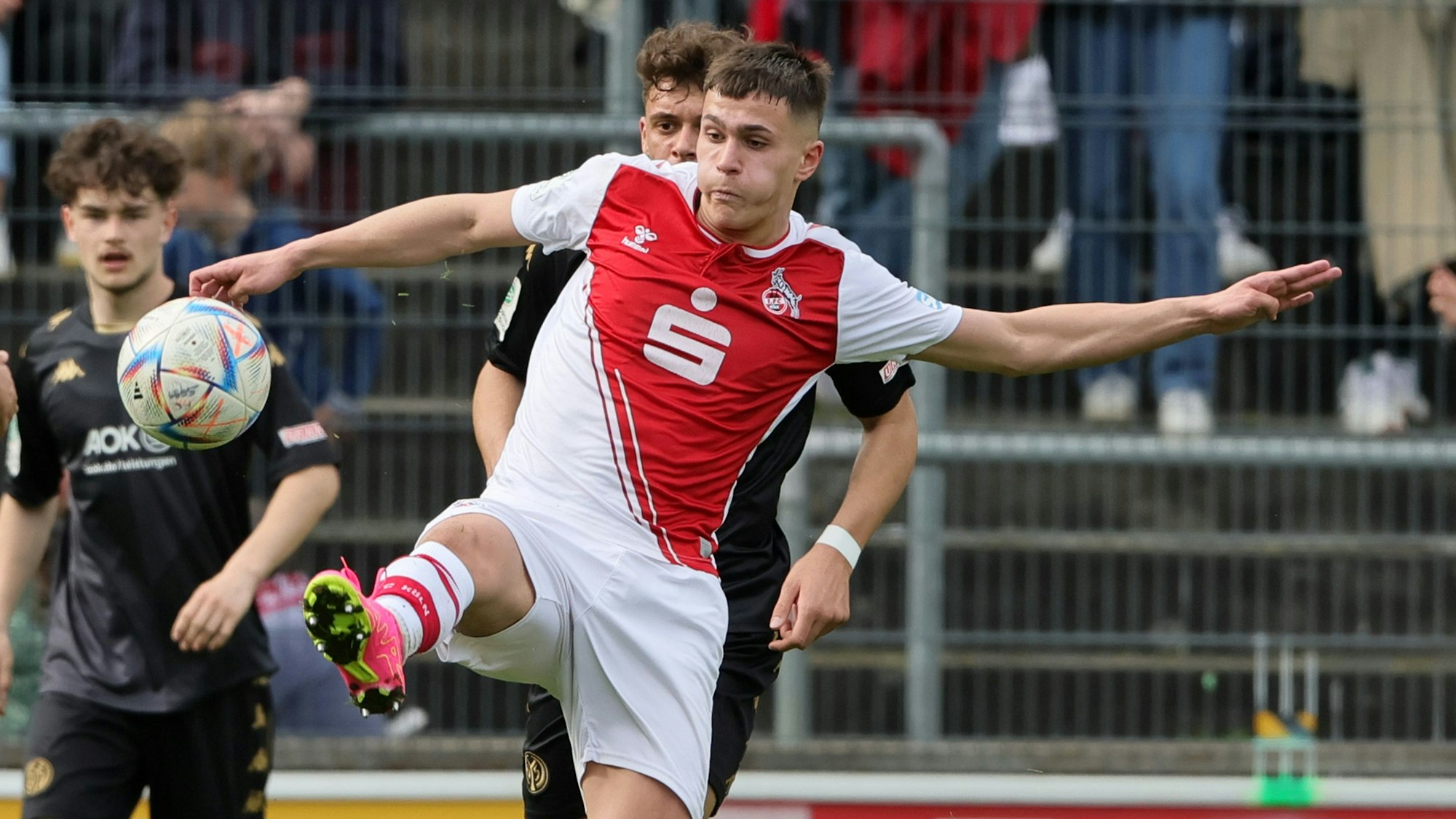 1.FC Köln U19 vs. FSV Mainz 05 U19, A Junioren Bundesliga, Halbfinal Rückspiel um die Deutsche Meisterschaft, Emin Kujovic (1.FC Köln), 14.04.2023, Bild: Herbert Bucco