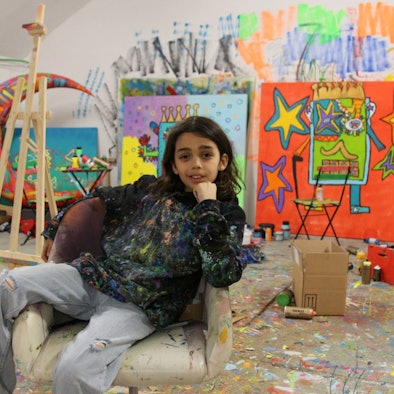 Das Foto zeit den zehnjährigen Mikail Akar in seinem Atelier.