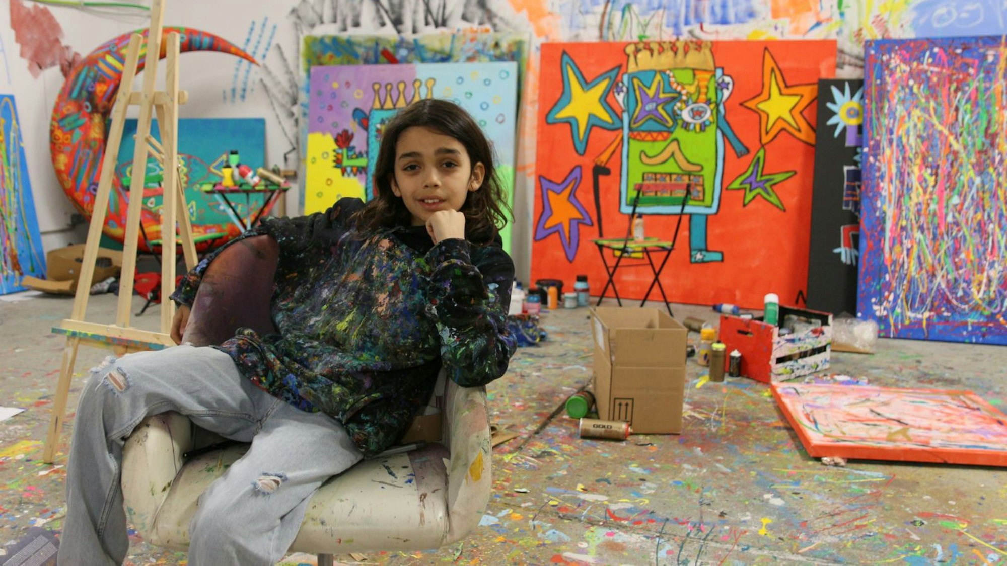 Das Foto zeit den zehnjährigen Mikail Akar in seinem Atelier.