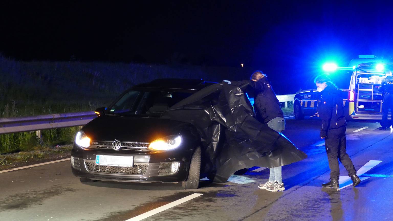 Die Bonner Kriminalpolizei erfasst im Mai 2023 Spuren nach dem Mordversuch an einem Autofahrer in Bornheim.