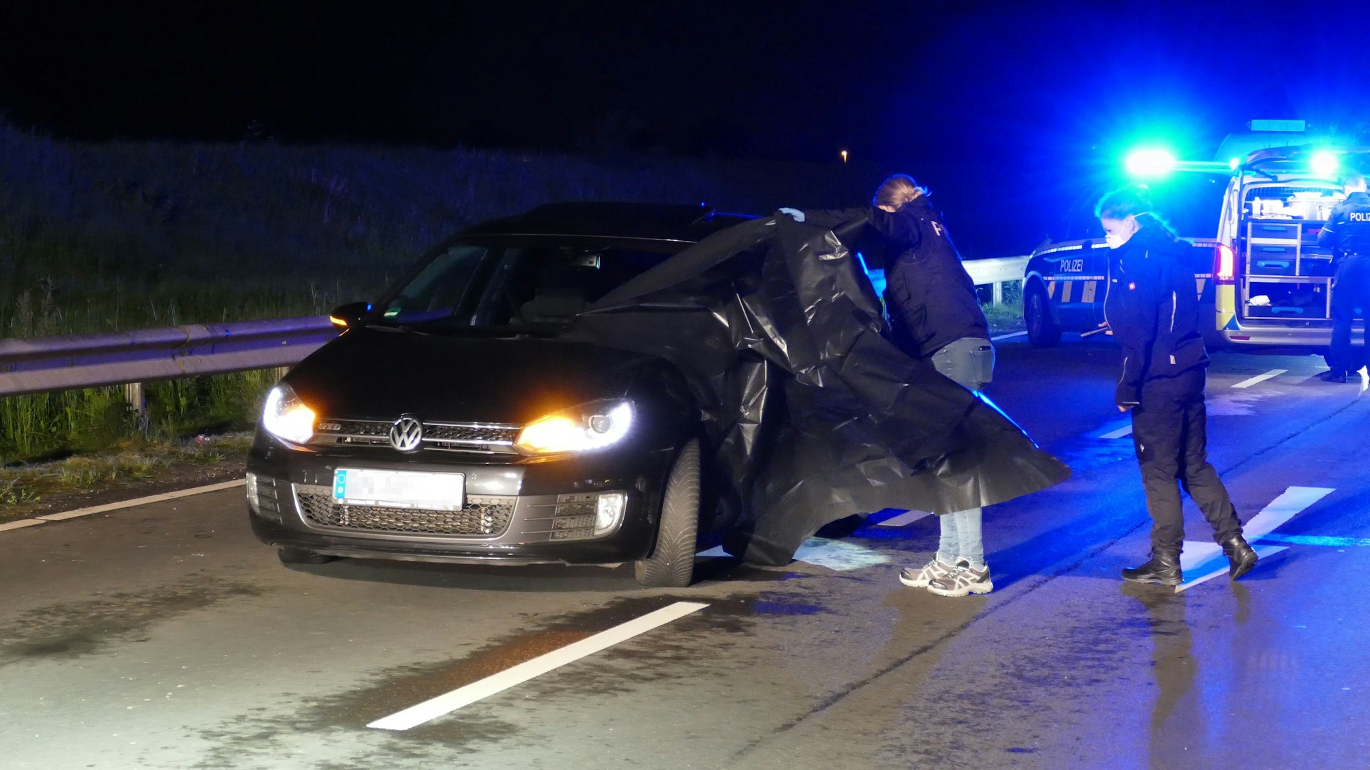 Die Bonner Kriminalpolizei erfasst im Mai 2023 Spuren nach dem Mordversuch an einem Autofahrer in Bornheim.