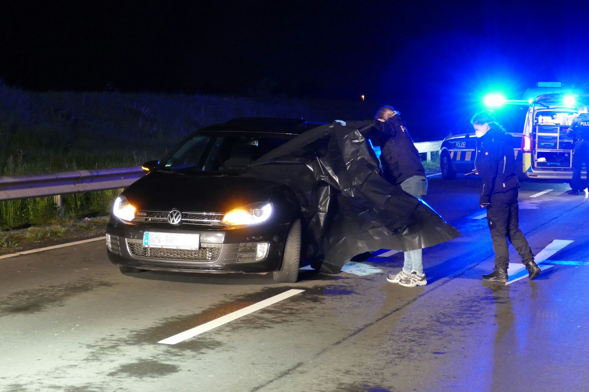 Die Bonner Kriminalpolizei erfasst Spuren nach dem Mordversuch auf einen Autofahrer in Bornheim.