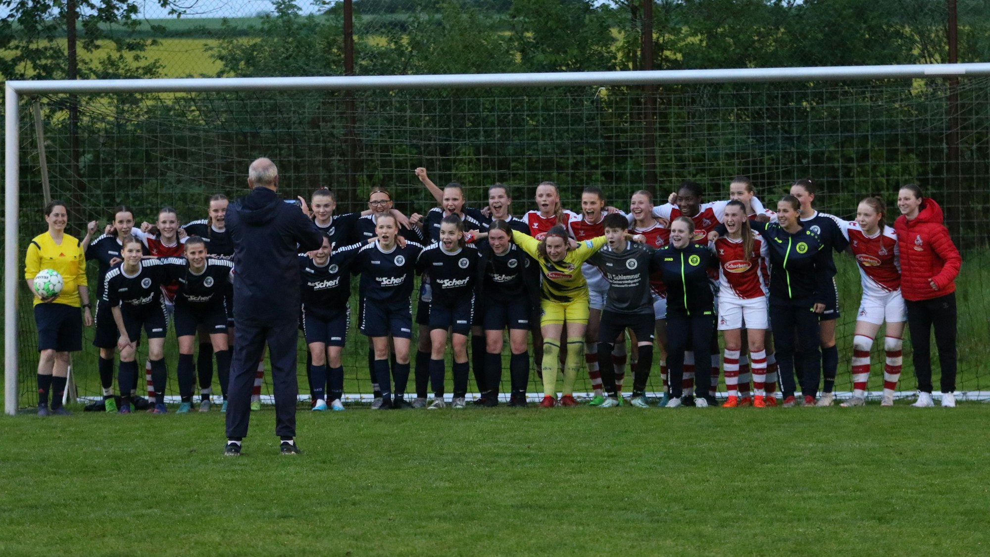 Die U17-Mannschaften des VfL Kommern und des 1. FC Köln stehen gemeinsam im Tor und lassen sich fotografieren.