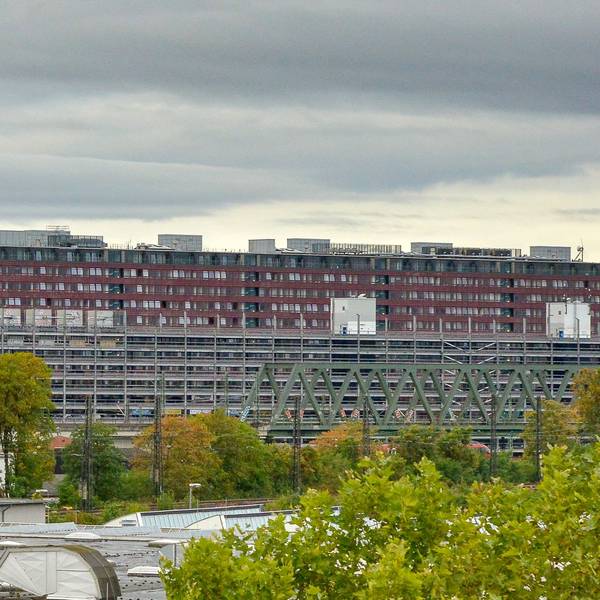 Das Ostgebäude des Stadthauses, links neben der Kölnarena, beherbergt einen Teil der Stadtverwaltung. Der Sanierungsbedarf im Gebäude ist hoch.