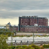 Das Ostgebäude des Stadthauses, links neben der Kölnarena, beherbergt einen Teil der Stadtverwaltung. Der Sanierungsbedarf im Gebäude ist hoch.