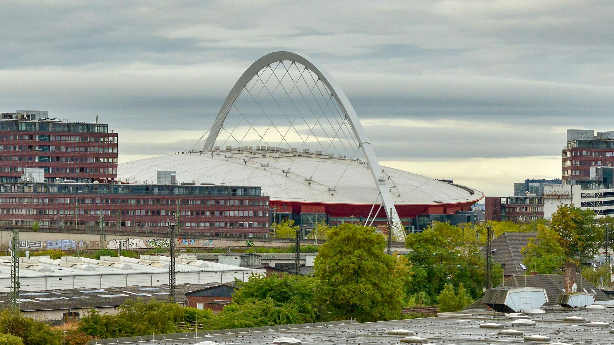 Das Ostgebäude des Stadthauses, links neben der Kölnarena, beherbergt einen Teil der Stadtverwaltung. Der Sanierungsbedarf im Gebäude ist hoch.
