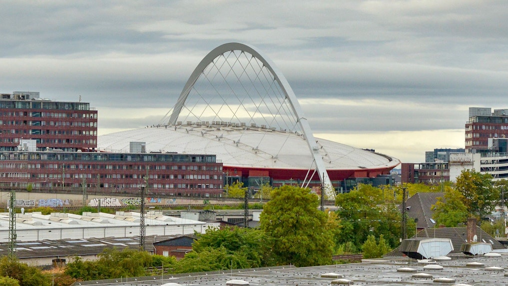 Das Ostgebäude des Stadthauses, links neben der Kölnarena, beherbergt einen Teil der Stadtverwaltung. Der Sanierungsbedarf im Gebäude ist hoch.