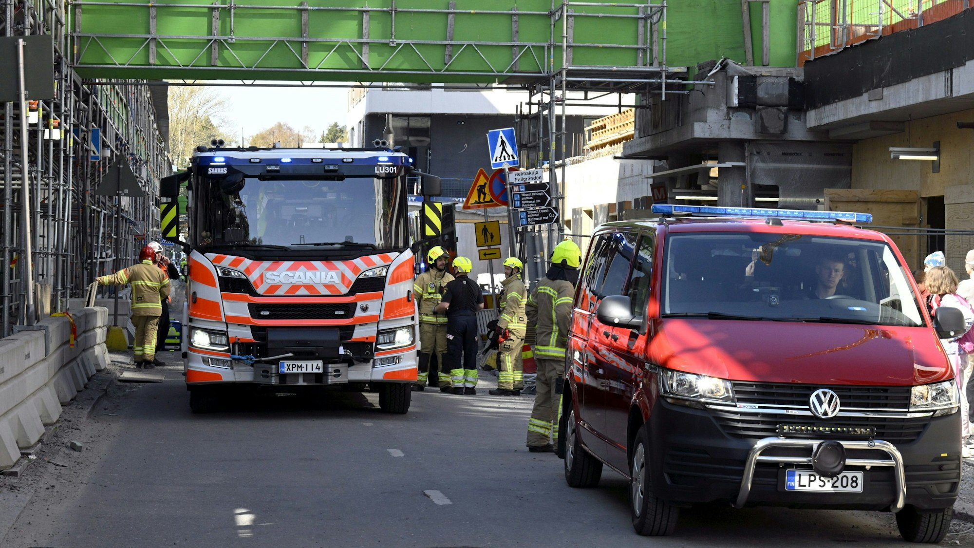 Rettungskräfte treffen am Unfallort ein. Zehn Kinder seien schwerverletzt worden, melden finnische Medien.