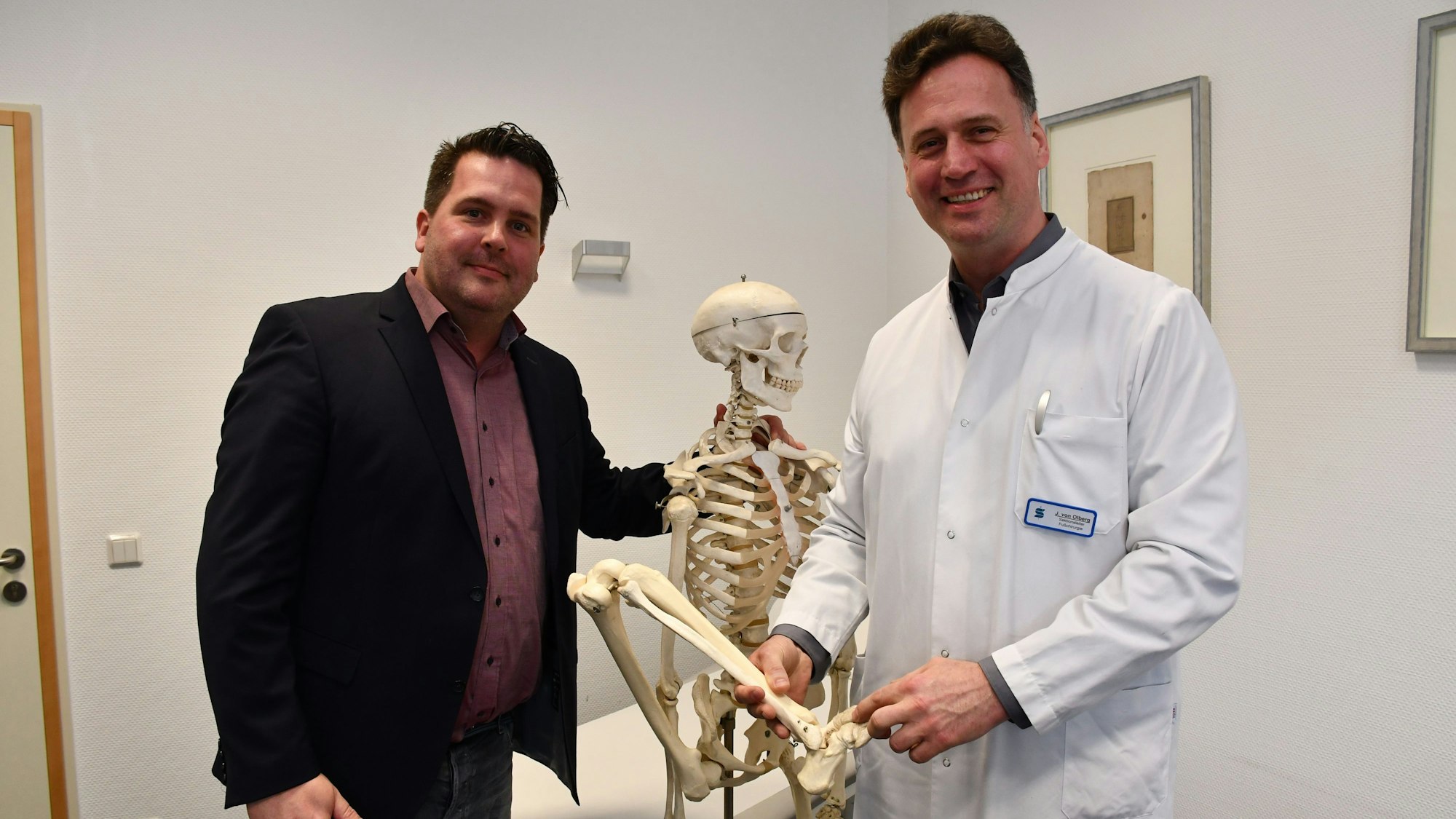 Jörg Olberg, Spezialist für Fuß- und Sprunggelenkchirurgie, operiert am Sana-Krankenhaus in Hürth. Im Bild ist er mit Geschäftsführer Sebastian Haeger zu sehen.