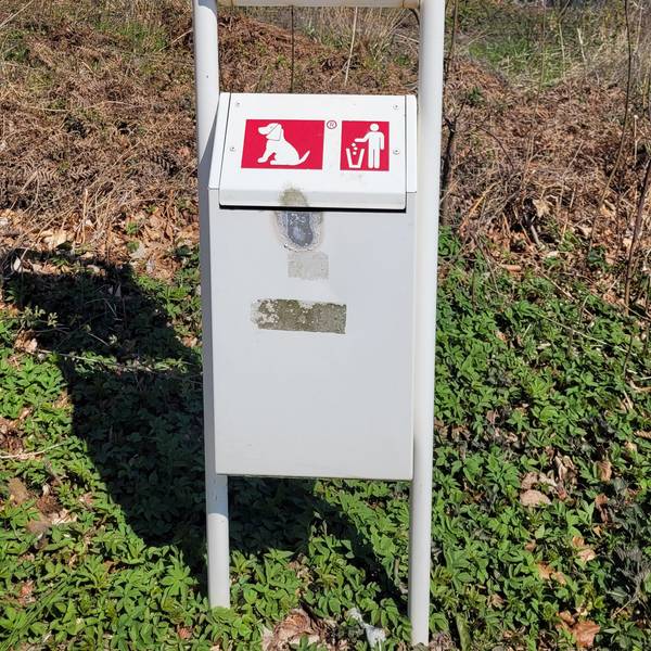 Das Foto zeigt einen Hundekotbeutelspender in Binz