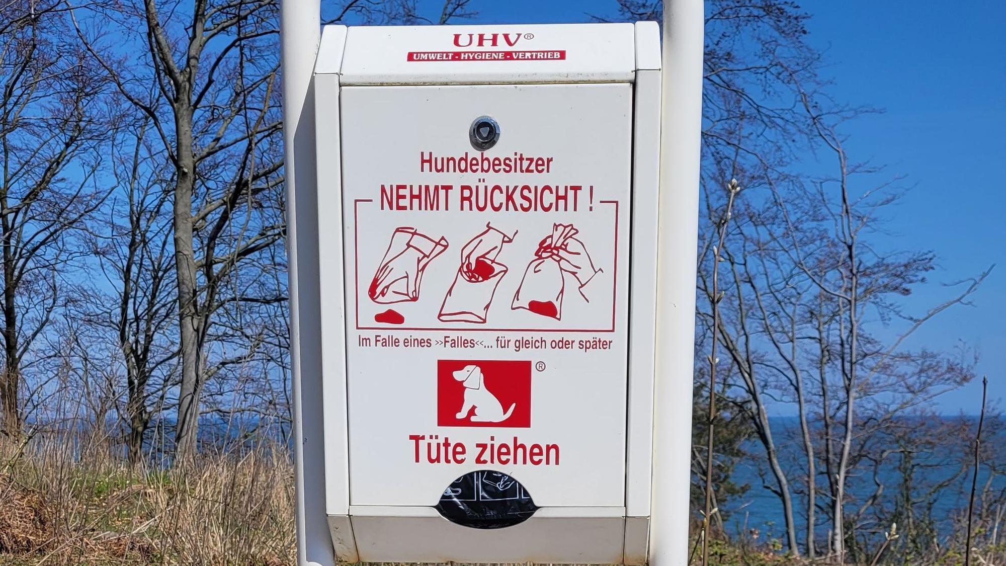 Das Foto zeigt einen Hundekotbeutelspender in Binz