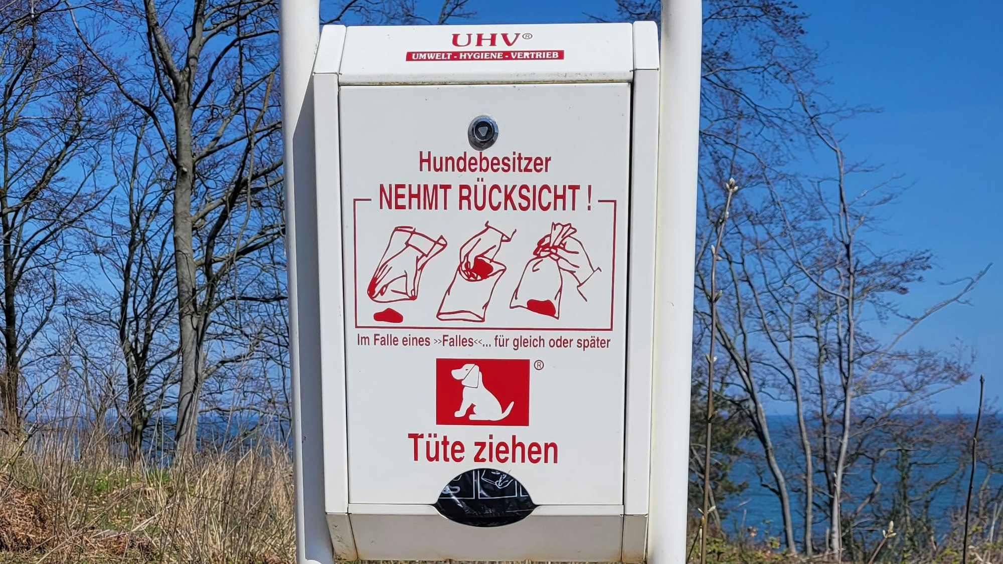 Das Foto zeigt einen Hundekotbeutelspender in Binz