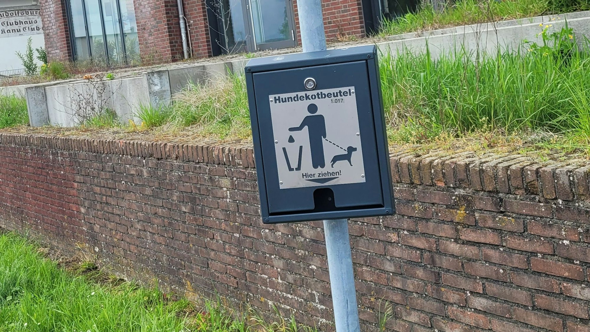 Hundekotbeutelspender in Rees am Niederrhein.