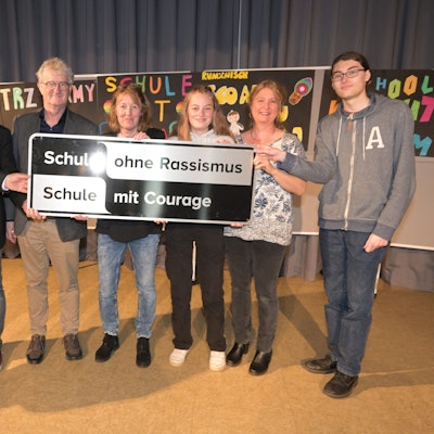 Die Gesamtschule Kürten ist „Schule ohne Rassismus“. Die Akteure stellten am Donnerstag die Plakette vor.