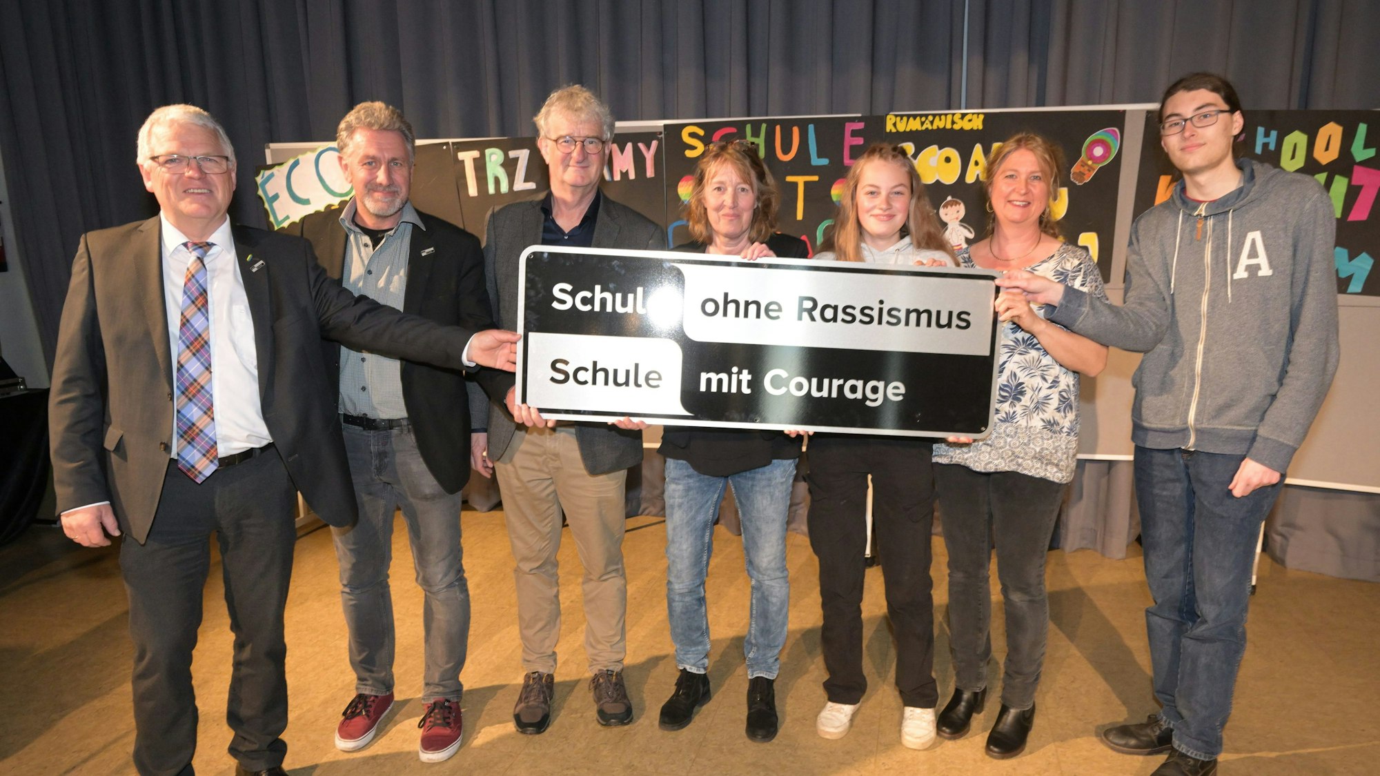 Die Gesamtschule Kürten ist „Schule ohne Rassismus“. Die Akteure stellten am Donnerstag die Plakette vor.