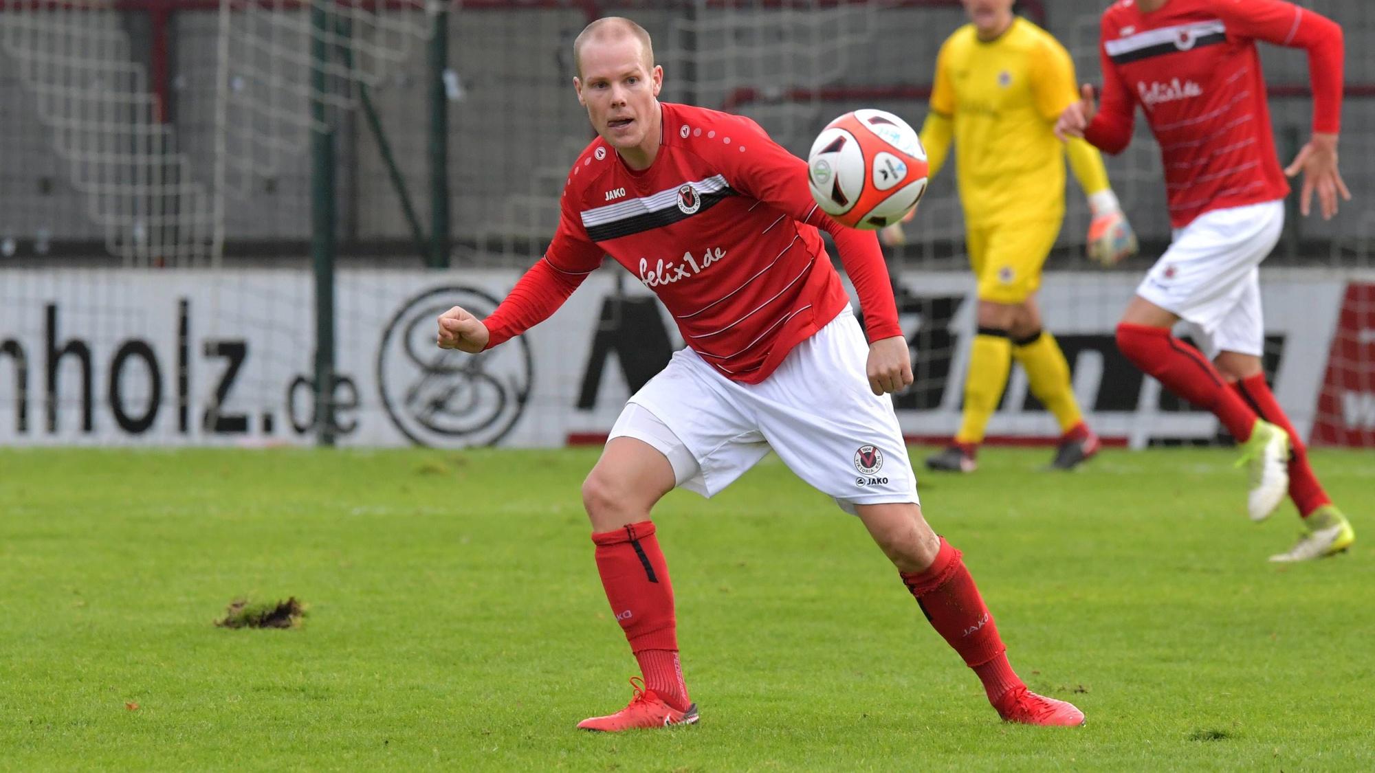 18.11.2017, Fussball, Regionalliga West, Saison 2017/2018, 18. Spieltag, Sportclub Arena, Verl SC Verl - FC Viktoria Köln 1904 1 : 1 Lukas Nottbeck (FC Viktoria Köln 1904), Aktion, Einzelbild, Quer *** 18 11 2017 Football Regional League West Season 2017 2018 18 Round of the Game Sportclub Arena Verl SC Verl FC Viktoria Cologne 1904 1 1 Lukas Nottbeck FC Viktoria Cologne 1904 Promotion Single Picture Quer