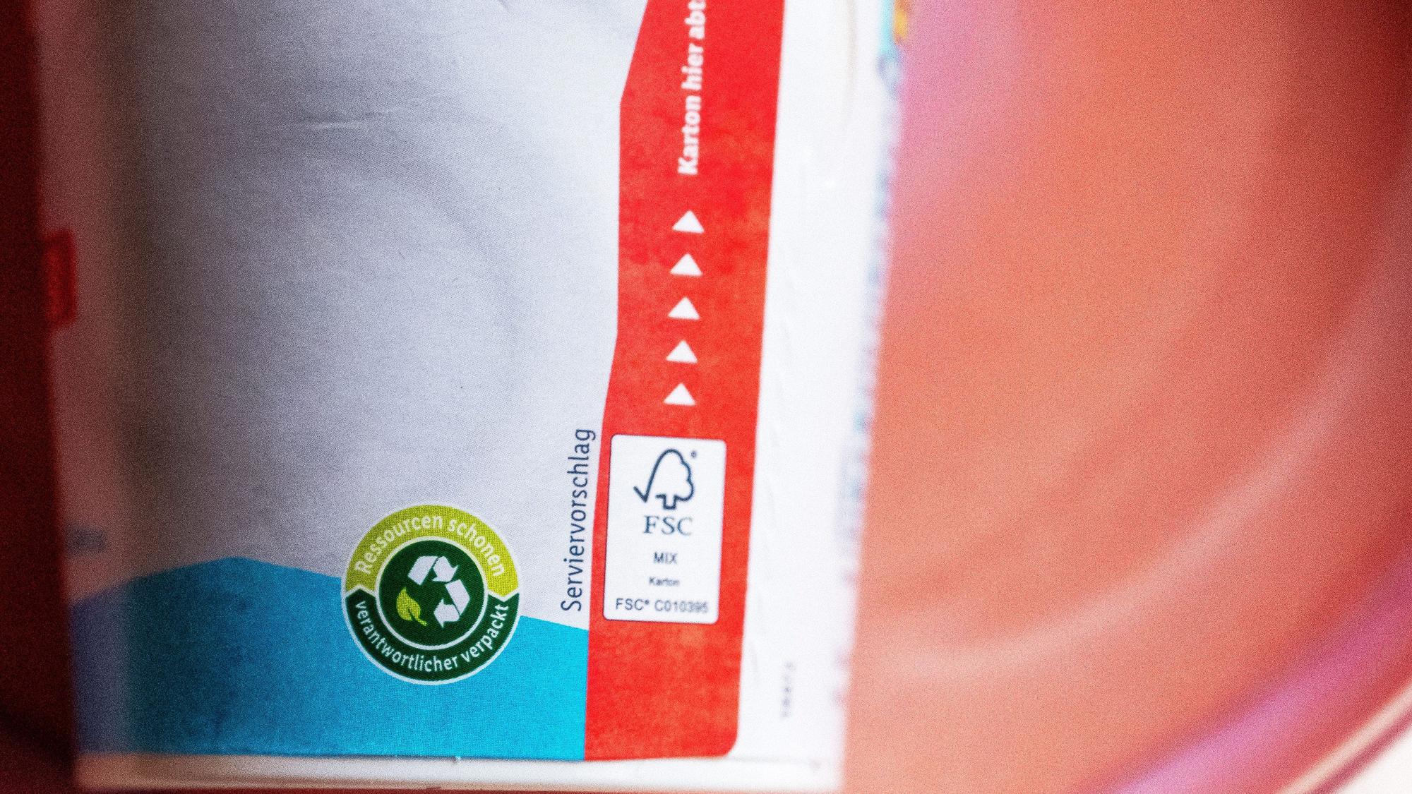 Ein Siegel, dass das Produkt nachhaltig produziert wurde, ist auf eine Verpackung gedruckt.