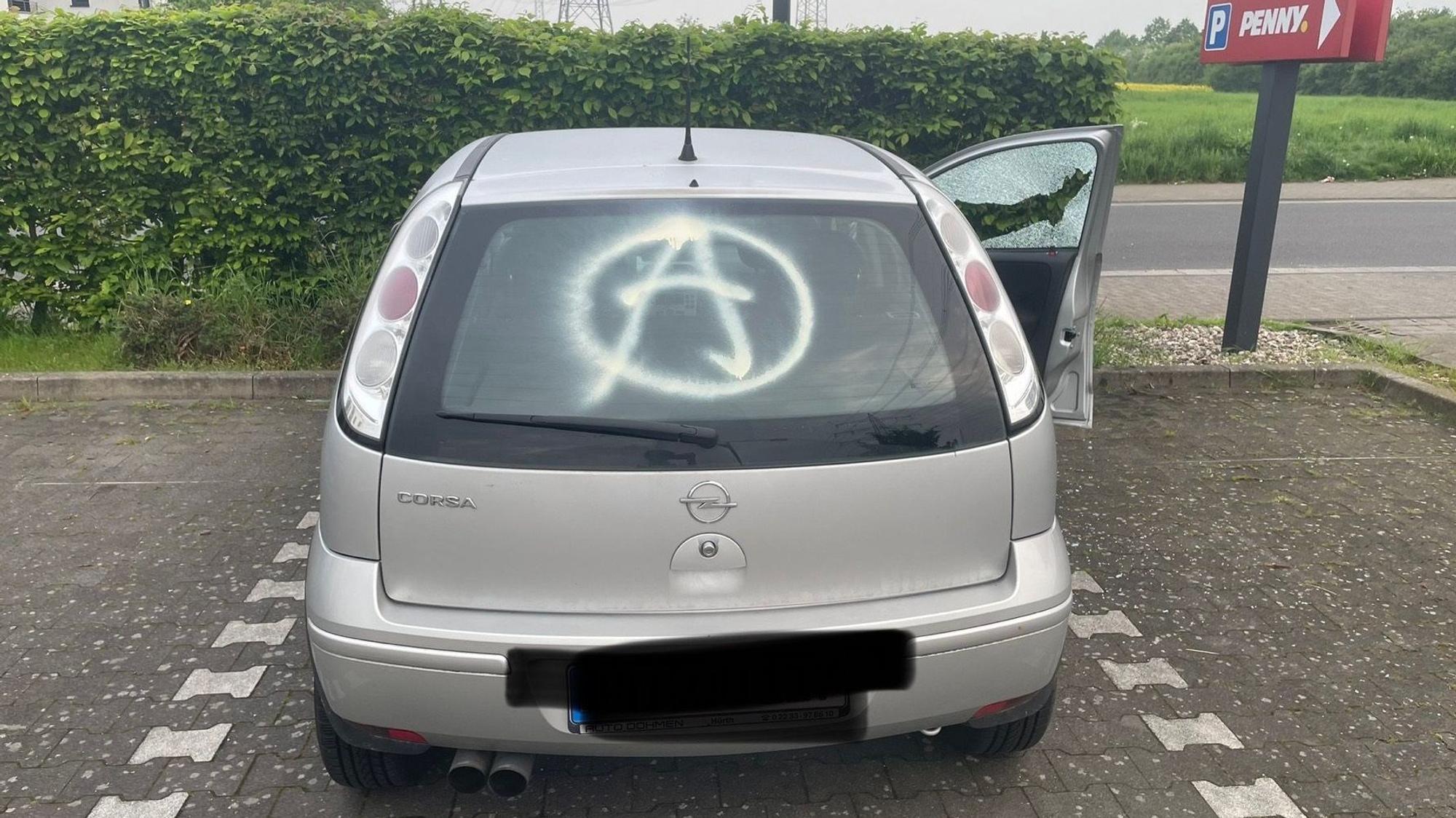Demoliertes Auto auf Penny-Parkplatz in Hürth